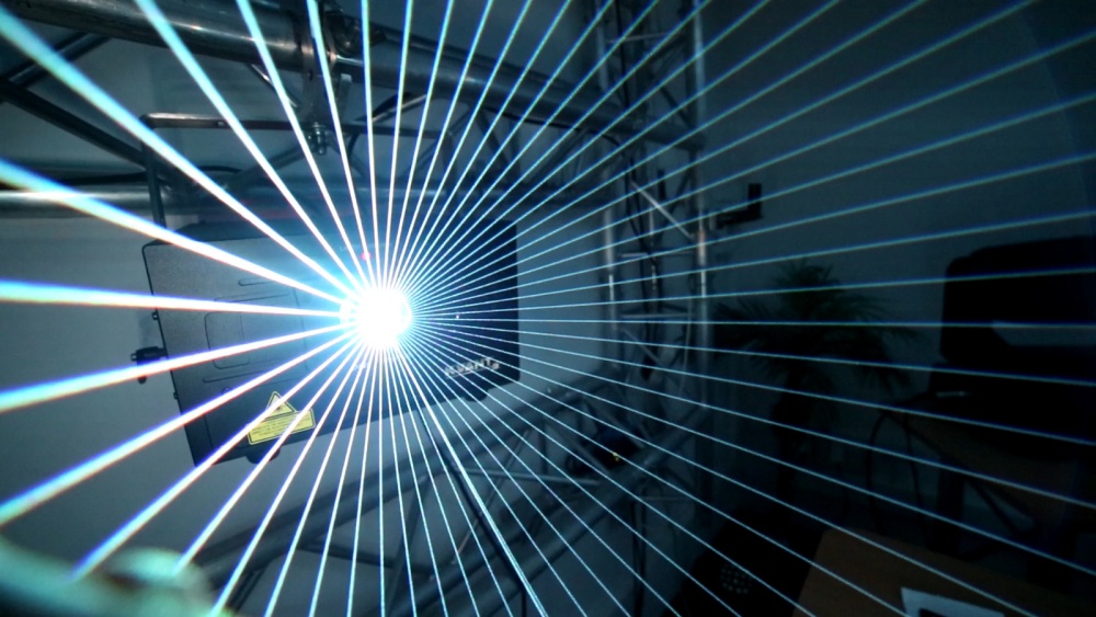 ディスコスキャンレンズをレーザーに取り付けレーザーを出した写真